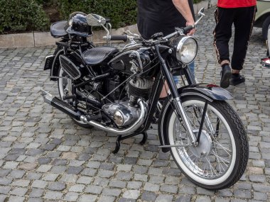 Targu-Jiu, Gorj, Romanya 30 Mart 2025: Eski Sovyet motosiklet Lj, şehir merkezindeki sergide.