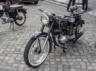 Targu-Jiu, Gorj, Romanya 30 Mart 2025: Eski Sovyet motosiklet Lj, şehir merkezindeki sergide.