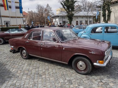 Targu-Jiu, Gorj, Romanya 30 Mart 2025: Batı pazarı için üretilen çok nadir bir model olan eski Sovyet otomobil Volga, şehir merkezindeki retro fuarında.