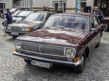Targu-Jiu, Gorj, Romanya 30 Mart 2025: Batı pazarı için üretilen çok nadir bir model olan eski Sovyet otomobil Volga, şehir merkezindeki retro fuarında.