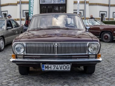Targu-Jiu, Gorj, Romanya 30 Mart 2025: Batı pazarı için üretilen çok nadir bir model olan eski Sovyet otomobil Volga, şehir merkezindeki retro fuarında.