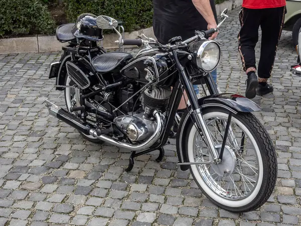 Targu-Jiu, Gorj, Romanya 30 Mart 2025: Eski Sovyet motosiklet Lj, şehir merkezindeki sergide.