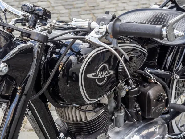 Targu-Jiu, Gorj, Romanya 30 Mart 2025: Eski Sovyet motosiklet Lj, şehir merkezindeki sergide.