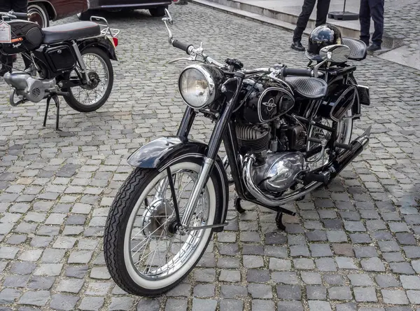 Targu-Jiu, Gorj, Romanya 30 Mart 2025: Eski Sovyet motosiklet Lj, şehir merkezindeki sergide.