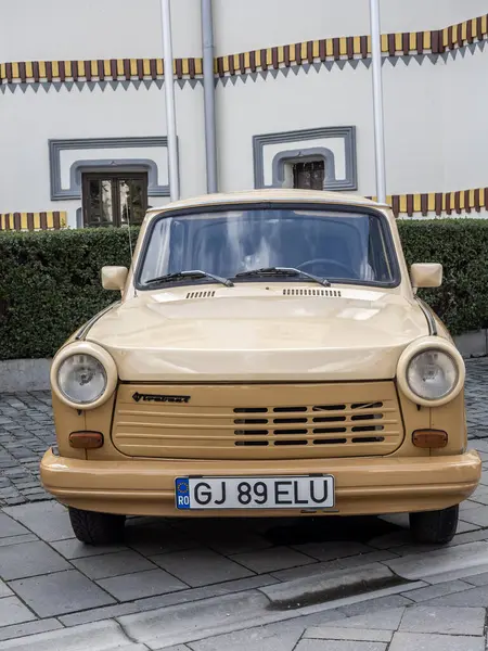 Targu-Jiu, Gorj, Romanya 30 Mart 2025: Doğu Almanya 'da yapılan eski Sovyet arabası Trabant, şehir merkezindeki retro sergisinde.