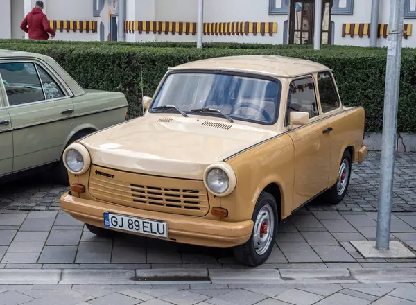 Targu-Jiu, Gorj, Romanya 30 Mart 2025: Doğu Almanya 'da yapılan eski Sovyet arabası Trabant, şehir merkezindeki retro sergisinde.