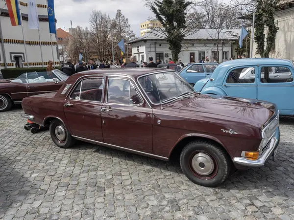 Targu-Jiu, Gorj, Romanya 30 Mart 2025: Batı pazarı için üretilen çok nadir bir model olan eski Sovyet otomobil Volga, şehir merkezindeki retro fuarında.