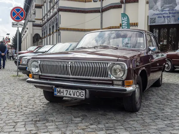 Targu-Jiu, Gorj, Romanya 30 Mart 2025: Batı pazarı için üretilen çok nadir bir model olan eski Sovyet otomobil Volga, şehir merkezindeki retro fuarında.