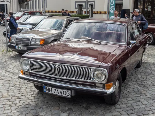 Targu-Jiu, Gorj, Romanya 30 Mart 2025: Batı pazarı için üretilen çok nadir bir model olan eski Sovyet otomobil Volga, şehir merkezindeki retro fuarında.