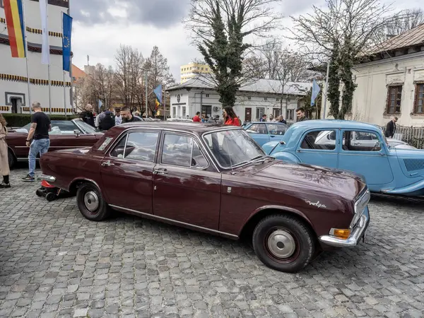 Targu-Jiu, Gorj, Romanya 30 Mart 2025: Batı pazarı için üretilen çok nadir bir model olan eski Sovyet otomobil Volga, şehir merkezindeki retro fuarında.