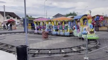 Targu Jiu, Gorj, Romanya 24 Mayıs 2025: Rhabon Festivali 'ndeki lunaparktan kalkan tren. 