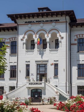 Drobeta Turnu-Severin, Romanya - 5 Haziran 2025: Drobeta Turnu-Severin 'deki Demir Kapılar Müzesinin Girişi. 