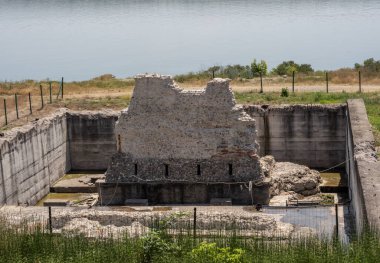 Drobeta Turnu-Severin, Romanya - 5 Haziran 2025: Tuna Nehri 'nin Romanya kıyısındaki Trajan Köprüsü destek kolu