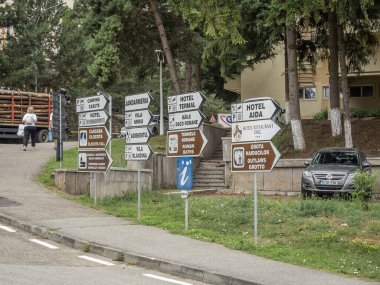 Geoagiu Bai, Romanya - 17 Temmuz 2025: Romanya 'nın Hunedoara ilindeki Geoagiu Bai turizm beldesinde göstergeler