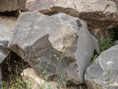 Taş ocağında siyah granit blok.