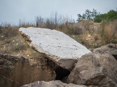 Taş ocağında yarı bitmiş travertin bloğu.