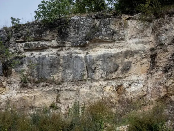 Romanya 'nın Hunedoara ilçesindeki Travertine taş ocağı