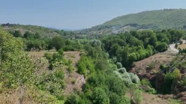 Ponoarele, Mehedinti, Romanya 26 Temmuz 2025: Ponoarele, Mehedinti köyünün panoramik manzarası. 4K video.
