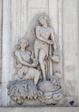 Brasov, Romanya 9 Ağustos 2025: Eski sahneler ve Transilvanya 'nın Brasov kentindeki eski binaların süslemeleri ile rahatlatıcı.