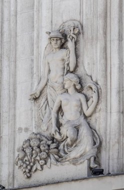 Brasov, Romanya 9 Ağustos 2025: Eski sahneler ve Transilvanya 'nın Brasov kentindeki eski binaların süslemeleri ile rahatlatıcı.