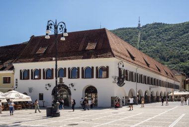 Brasov, Romanya 9 Ağustos 2025: Brasov, Transilvanya 'daki Karpatya geyiği (Cerbul Carpatin) Restoranı.