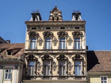 Brasov, Romanya, 09 Ağustos 2025: Brasov, Transilvanya şehir merkezindeki eski binalar. İnşaat detayları.