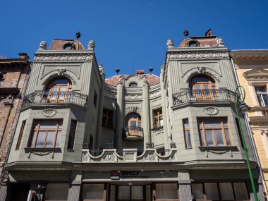 Brasov, Romanya, 09 Ağustos 2025: Brasov, Transilvanya şehir merkezindeki eski binalar. İnşaat detayları.