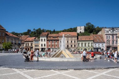 Brasov, Romanya 9 Ağustos 2025: Brasov, Transilvanya 'daki Konsey Meydanı.