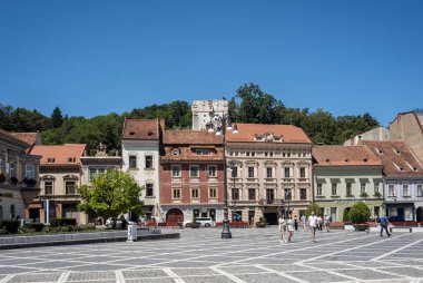 Brasov, Romanya 9 Ağustos 2025: Brasov, Transilvanya 'daki Konsey Meydanı.