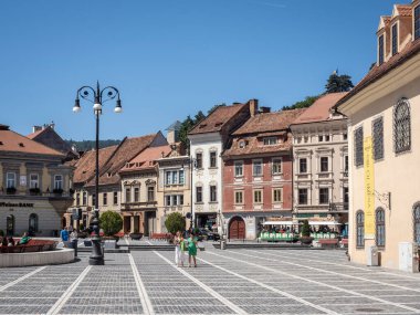 Brasov, Romanya 9 Ağustos 2025: Brasov, Transilvanya 'daki Konsey Meydanı.