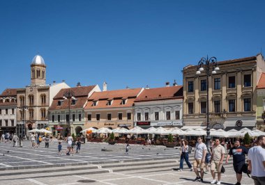 Brasov, Romanya 9 Ağustos 2025: Brasov, Transilvanya 'daki Konsey Meydanı.