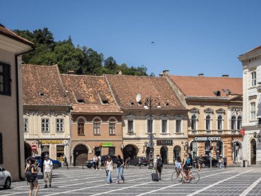 Brasov, Romanya 9 Ağustos 2025: Brasov, Transilvanya 'daki Konsey Meydanı.
