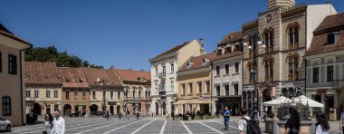 Brasov, Romanya, 09 Ağustos 2025: Brasov, Transilvanya 'daki Konsey Meydanı. Panoramik görünüm.