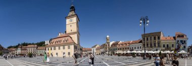 Brasov, Romanya, 09 Ağustos 2025: Brasov, Transilvanya 'daki Konsey Meydanı. Panoramik görünüm.