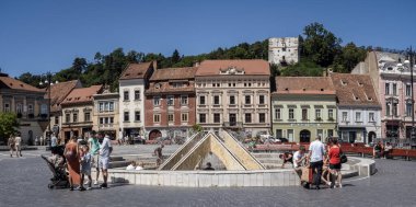 Brasov, Romanya, 09 Ağustos 2025: Brasov, Transilvanya 'daki Konsey Meydanı. Panoramik görünüm.