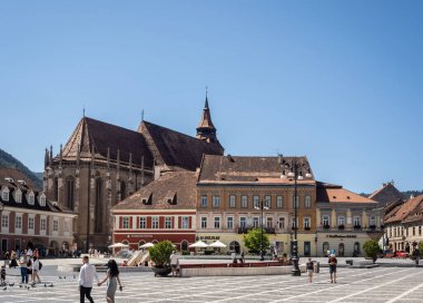 Brasov, Romanya 9 Ağustos 2025: Transilvanya 'nın Brasov kentindeki Konsey Meydanı Karıncası.
