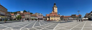 Brasov, Romanya, 09 Ağustos 2025: Brasov, Transilvanya 'daki Konsey Meydanı. Panoramik görünüm.
