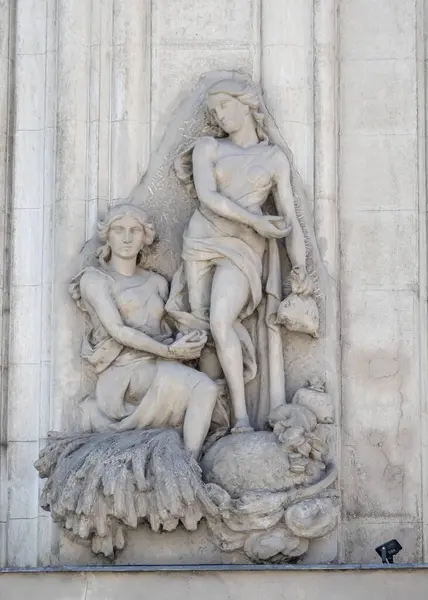 Brasov, Romanya 9 Ağustos 2025: Eski sahneler ve Transilvanya 'nın Brasov kentindeki eski binaların süslemeleri ile rahatlatıcı.