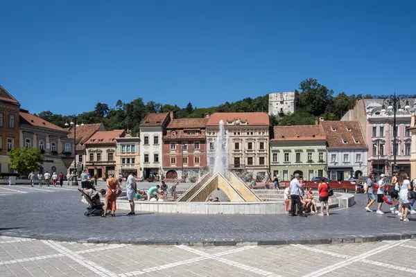 Brasov, Romanya 9 Ağustos 2025: Brasov, Transilvanya 'daki Konsey Meydanı.