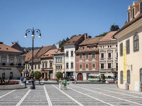 Brasov, Romanya 9 Ağustos 2025: Brasov, Transilvanya 'daki Konsey Meydanı.
