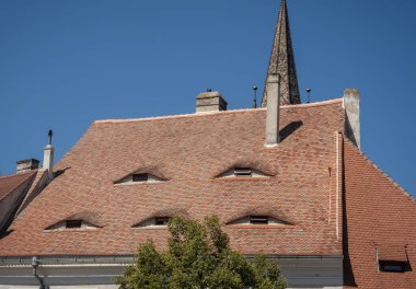 Sibiu, Romanya 10 Ağustos 2025: Romanya 'nın Transilvanya kentinde göz şeklindeki tavan pencereli çatı.