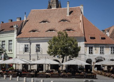 Sibiu, Romanya 10 Ağustos 2025: Romanya 'nın Sibiu kentindeki Little Square' deki eski binalar. Panoramik görünüm.