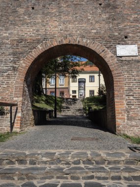 Sibiu, Romanya 10 Ağustos 2025: Sibiu, Transilvanya, Romanya 'da şehir merkezinde eski binalar.