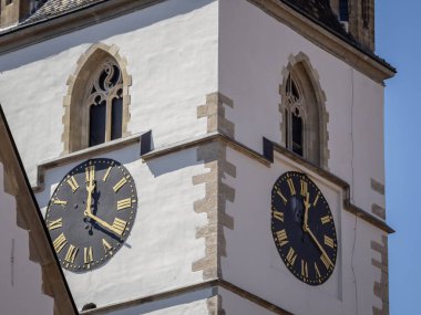 Sibiu, Romanya 10 Ağustos 2025: Romanya 'nın Sibiu kentindeki eski binalar. Bina detayları.