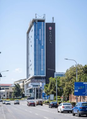 Sibiu, Romanya 10 Ağustos 2025: Sibiu, Transilvanya, Romanya 'daki Hotel Ramada