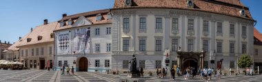 Sibiu, Romanya 10 Ağustos 2025: Romanya 'nın Sibiu kentinde Brukenthal Ulusal Müzesi