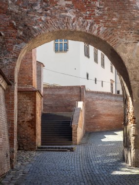 Sibiu, Romanya 10 Ağustos 2025: Romanya 'nın Transilvanya kentinde merdiven geçidi (Pasajul Scarilor).