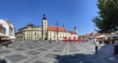 Sibiu, Romanya 10 Ağustos 2025: Sibiu, Romanya, Transilvanya 'daki büyük yer (Piata Mare). Panoramik görünüm.