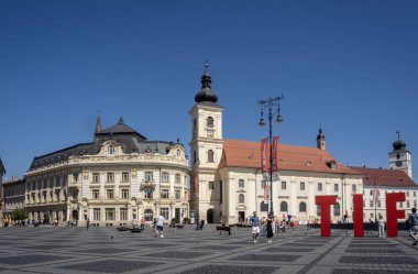 Sibiu, Romanya 10 Ağustos 2025: Sibiu, Romanya, Transilvanya 'daki büyük yer (Piata Mare). Panoramik görünüm.