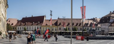 Sibiu, Romanya 10 Ağustos 2025: Sibiu, Romanya, Transilvanya 'daki büyük yer (Piata Mare). Panoramik görünüm.